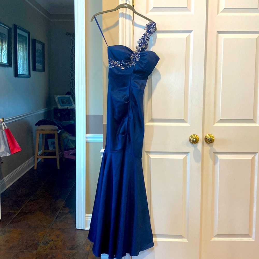 Gorgeous blue one shoulder dress!